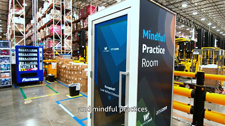 Litet bås med texten Mindful Practice Room i Amazons lagerlokaler